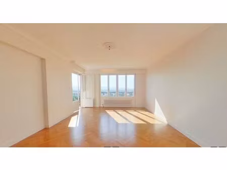 t3 // rue du fort saint irenée 69005 lyon