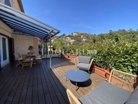 dans une villa récente  à vendre quatre pièces avec belle terrasse  grand jardin et deux..
