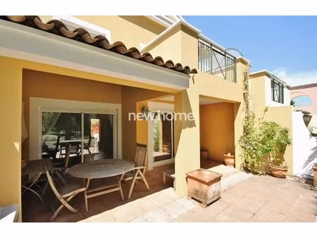 villa élégante dans un domaine prestigieux