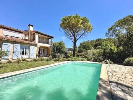 villa avec piscine et grand terrain à châteauneuf-grasse
