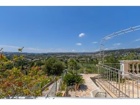 saint-paul-de-vence  jolie villa familiale à moderniser avec piscine et vue panoramique