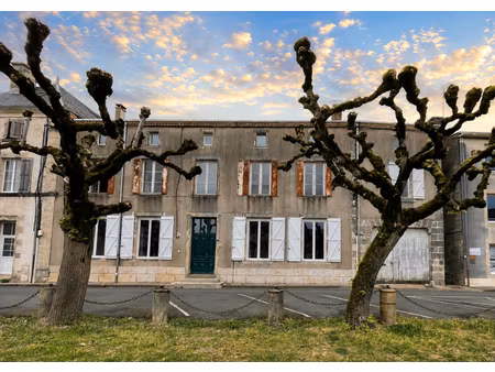 grand maison de ville dans le centre de couhé