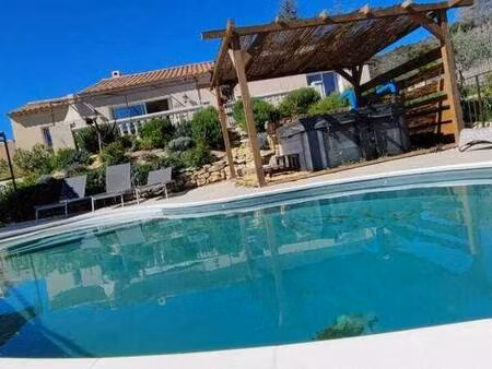 villa de plain pied moderne  piscine et grand jardin
