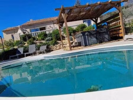villa de plain pied moderne  piscine et grand jardin