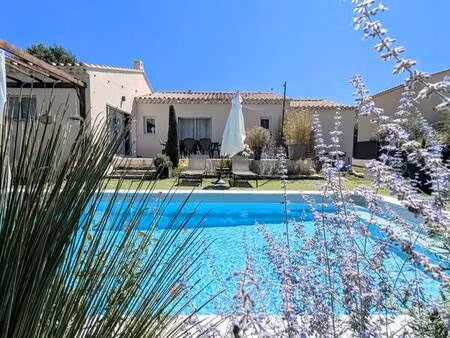 villa contemporaine de plain-pied avec piscine à lauris