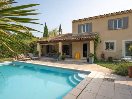 villa familiale t5 avec piscine et pool-house à villelaure