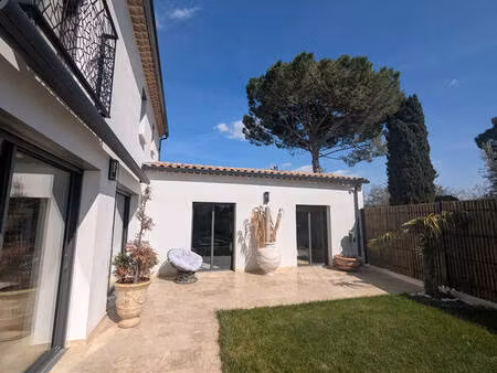 superbe maison de village moderne avec jardin et piscine