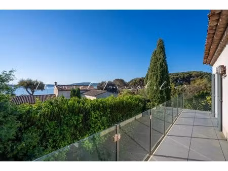 grimaud : villa rénovée de 200 m² avec vue mer et jardin paysager