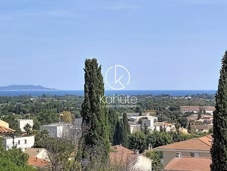 hyeres mont soleil 3 pièces - 61 m2  piscine  tennis  parking  cave  vue mer
