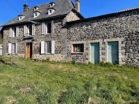 maison traditionnelle avec dépendances