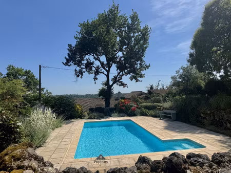 beauville maison en pierre de plain-pied avec vue imprenable  piscine et jardins.