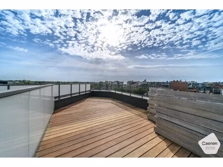 prachtige gemeubelde penthouse-duplex met 4 slaapkamers en 3 terrassen in hartje koksijde