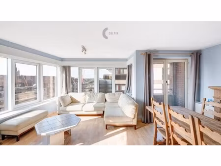 lichtrijk hoekappartement met zijdelings zeezicht