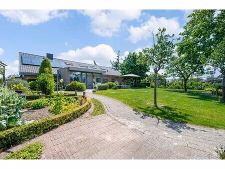 ruime open bebouwing met prachtige tuin