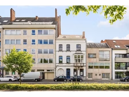 uiterst ruim burgerhuis met prachtige tuin met zicht op 't stil ende nabij de ezelpoort in