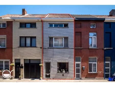 rijwoning met 5 slaapkamers gelegen vlakbij de palinghuizen