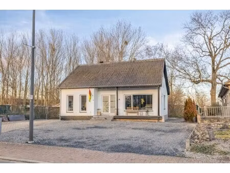 charmante split-level woning met 3 slaapkamers en ruime tuin in kotem  maasmechelen.