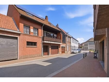 degelijke en op te frissen woning met 4 slaapkamers en 2 badkamers