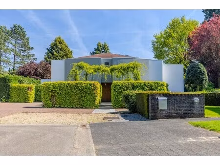 moderne villa met ruime leefruimte  4 slaapkamers en 2 badkamers op 13 are in gegeerde buu