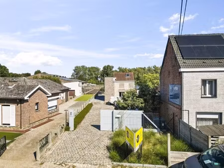 leuke  open bebouwing op 1341m² grond.