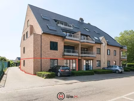 gelijkvloers appartement te koop in bilzen – ruim wonen met terras  carport en kelderbergi