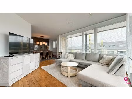 ruim appartement met 4 slaapkamers en parking in tuilt!
