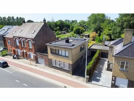 modern ingerichte gezinswoning met uitstekende ligging nabij aalst