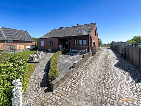 ruime gelijkvloerse woning met opslag op perceel van 40a55ca