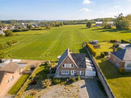 rustig gelegen woning met veel potentieel te ophasselt