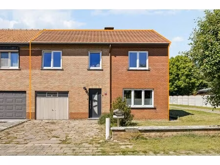 ruime gezinswoning met 4 slaapkamers  garage en grote tuin in gingelom
