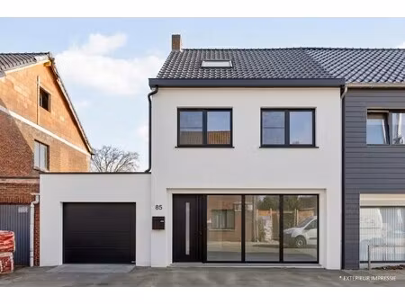 ruime gezinswoning met vijf slaapkamers  239 m² bewoonbare oppervlakte en zonnige tuin
