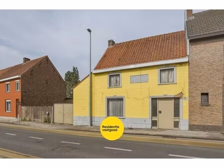 te renoveren halfopen woning met tuin en oprit/garage