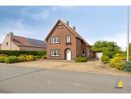 te renoveren woning met 3 slpks op een perceel van 6 a 44 ca.