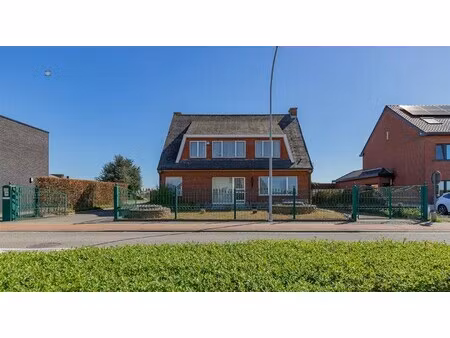 karaktervolle villa met bijgebouw en ruime parking