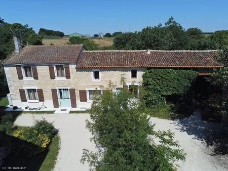 maison de village rénovée avec 5 chambres  grange et jardin arboré à 6 km de ruffec
