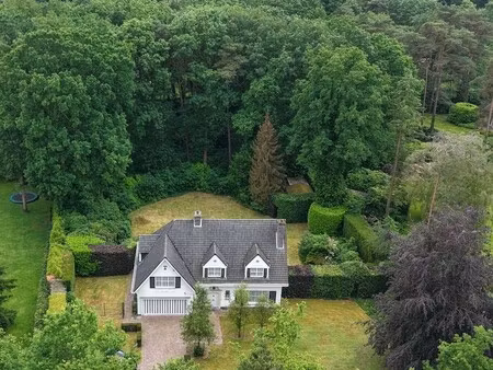 klassieke villa op een perceel van 3.890 m² met een straatbreedte van 40 meter en zuid-ori