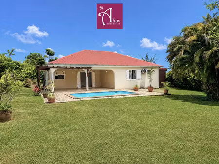 à louer - villa f4 avec piscine dans un quartier résidentiel