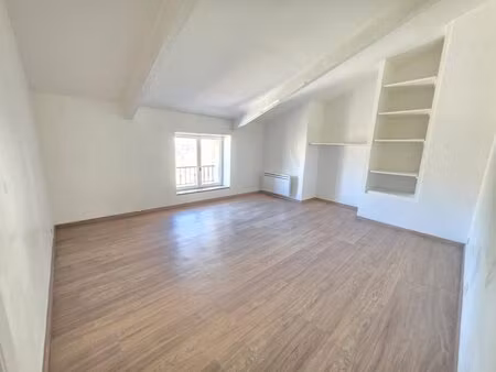 immeuble proche uzès : 334m2 divisés en 4 appartements + cours intérieure de 170m2