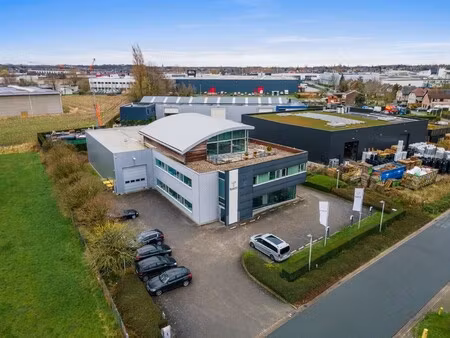 kantoor van 1238m² samen met magazijn van 398 m² in aartsela
