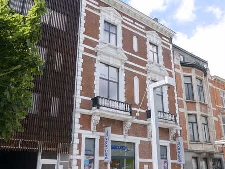 kantoorgebouw aan het station