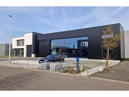 nieuwbouw bedrijfspand met magazijnen en kantoren/showroom