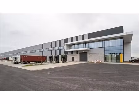 duurzaam logistiek gebouw nabij de luchthaven van charleroi