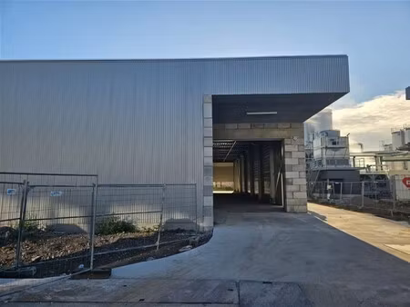 nieuwbouw magazijnruimtes langs de e40 in drongen