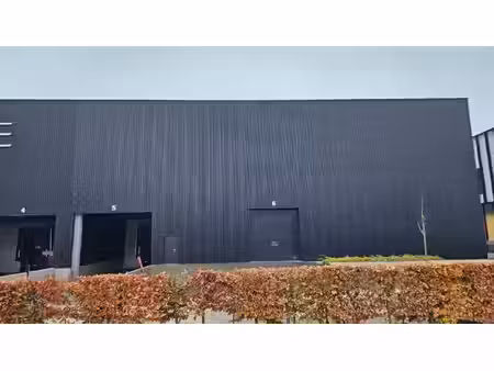 magazijn met laad- en loskades vlakbij de e17