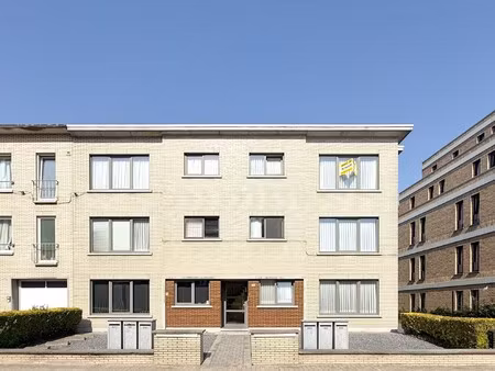 appartement met twee slaapkamers  terras en autostaanplaats nabij het centrum van beveren