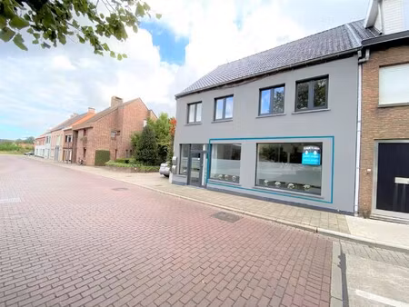 ruim en aangenaam gelijkvloers appartement met kleine tuin achteraan