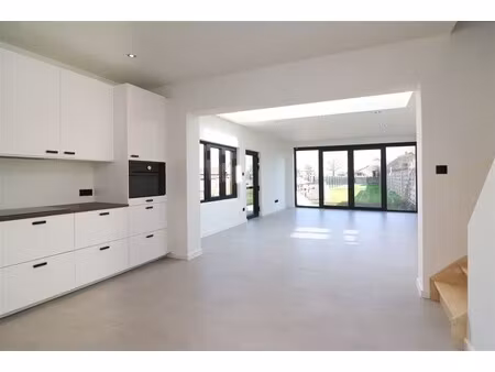 prachtig  volledig vernieuwde woning met 3 slpk.