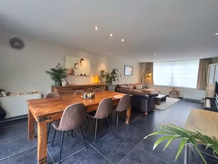 gerenoveerde gezinswoning met 3 slaapkamers en garage in hartje ruiselede