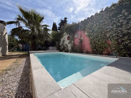 villa avec jardin  piscine et carport pour camping-car