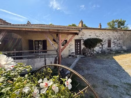 maison en pierre avec dépendance attenante